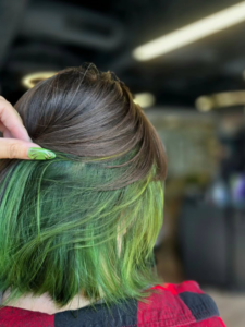 lil green colour peekaboo moment